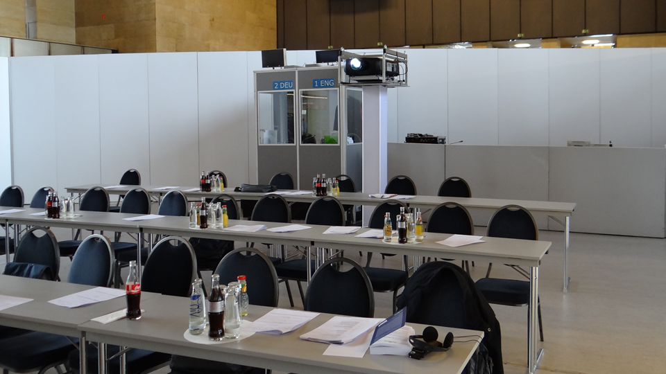 Beschreibung: Mobile Dolmetscherkabine auf einem Podest neben der Tonregie platziert, um den Dolmetschern einen freien Blick auf das Veranstaltungsgeschehen zu ermöglichen.